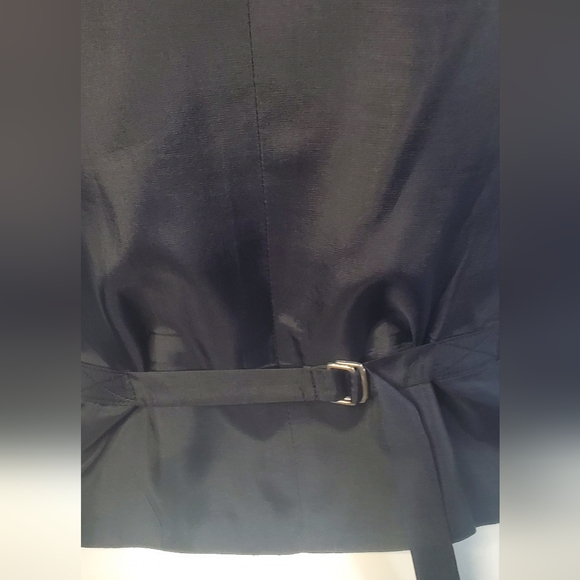 BCBG MAXAZRIA-size 6- embroidered vest in black -V-neck-sleveless - Picture 5 of 6